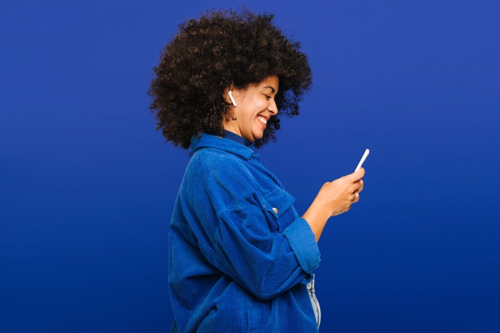 imagem de uma mulher olhando para um celular